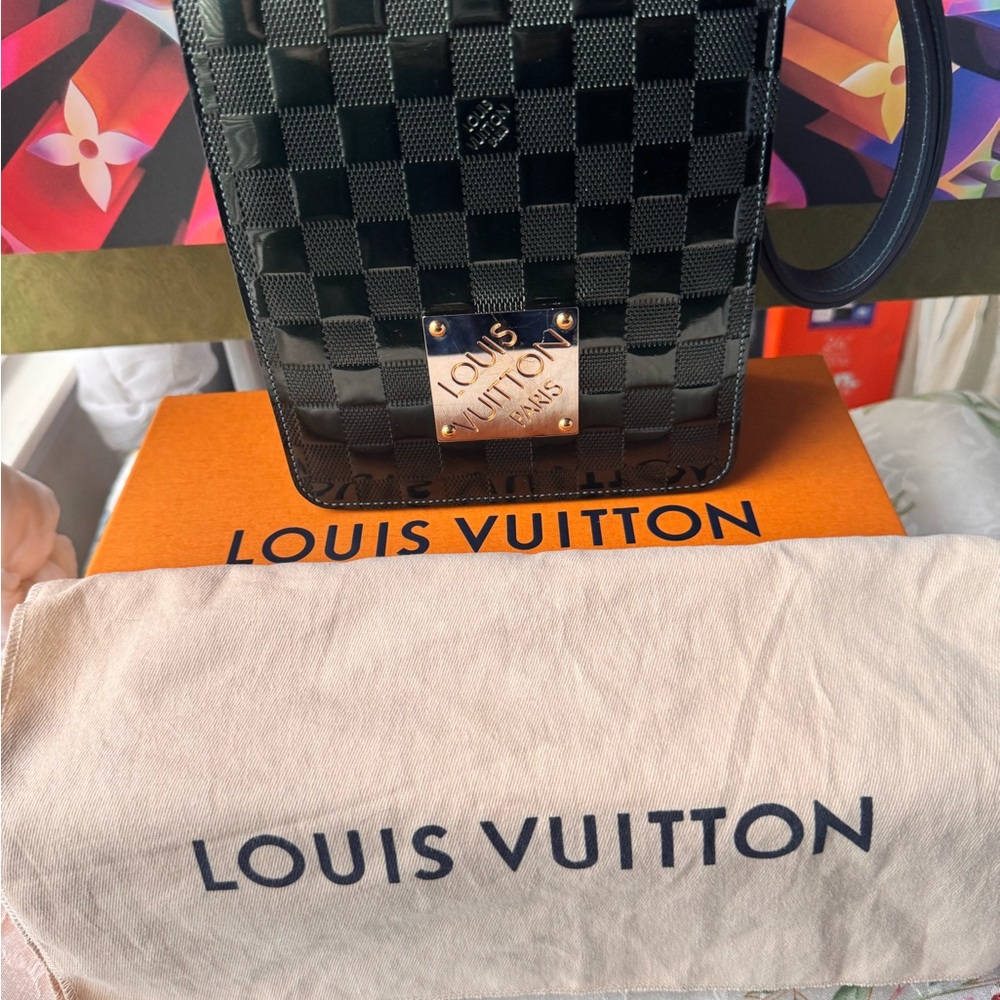 - Louis VuittonCabaret Damier Vernis Green Messenger Bag
Box , dust bag ,COA - Picture 4 of 14